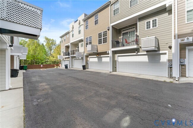 Building Photo - 3904 Village Townes Walk