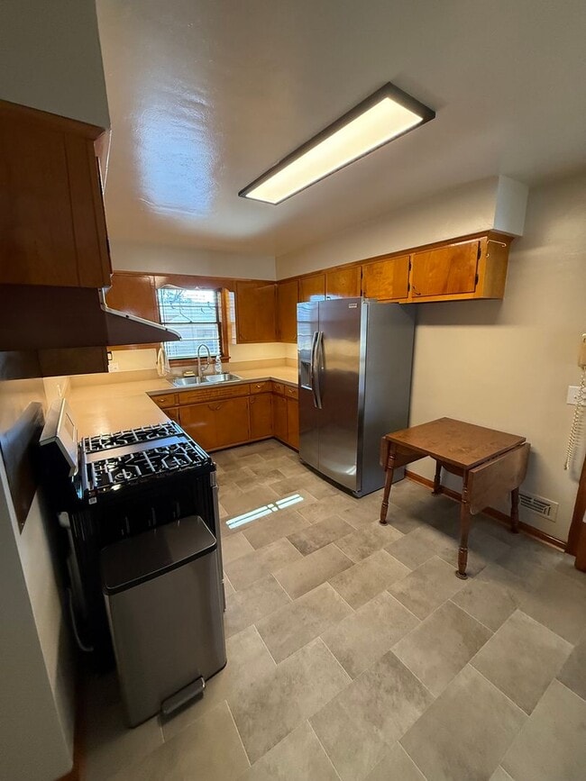 Building Photo - 3 Bed/1/5 Bath House with Carport  *Lawncare included in rent*