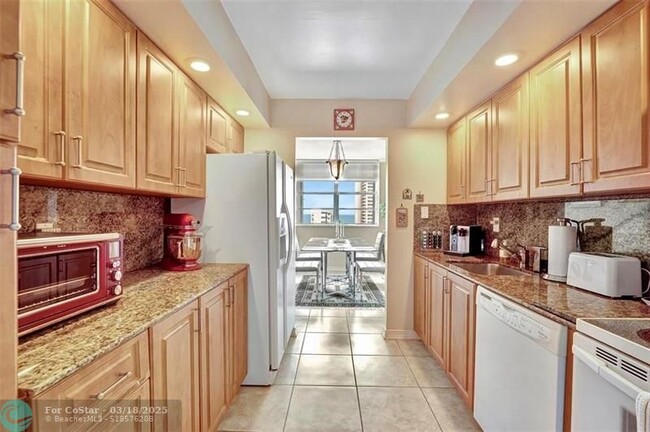 Building Photo - 3113 S Ocean Dr