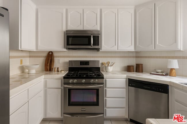 Building Photo - 4003 Sunset Dr