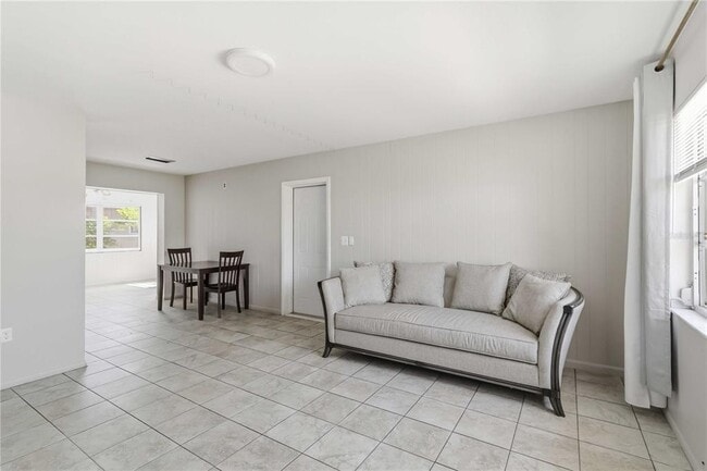 Building Photo - 304 Lantana Ave