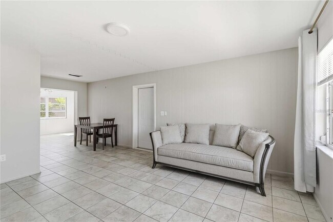 Building Photo - 308 Lantana Ave