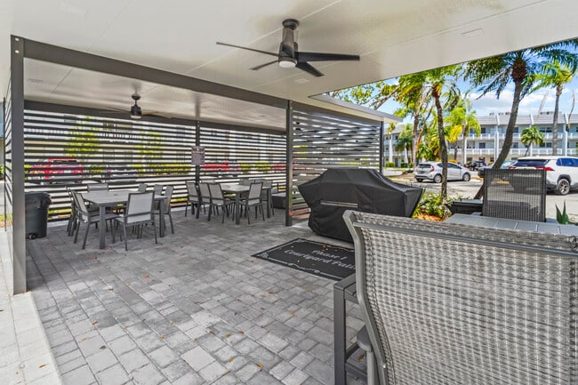 Building Photo - 6650 Royal Palm Blvd