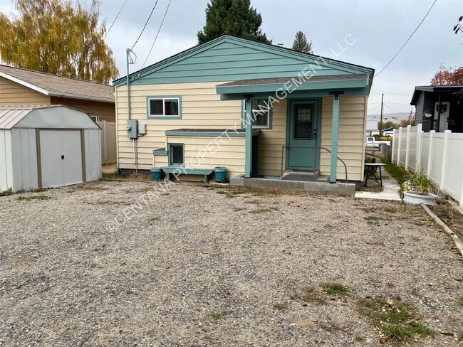 Building Photo - Spacious Two Bedroom Home on the Flats!