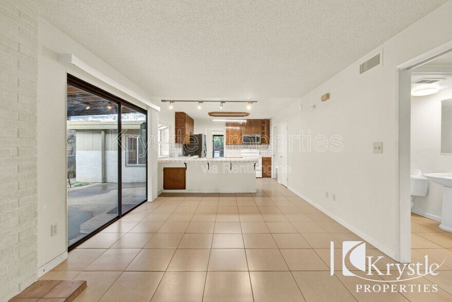 Building Photo - 1398 Hale St