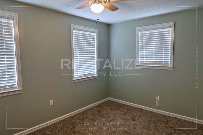 Building Photo - COMING SOON: Newly Renovated 3 Bed, 1.5 Ba...
