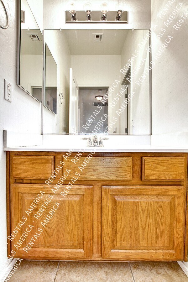 Building Photo - 935 E Blue Spruce Ln