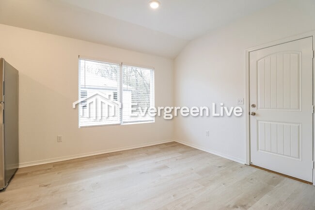 Building Photo - 165 Meadow Dr