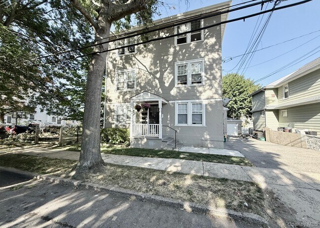 Building Photo - 221 Jensen Ave
