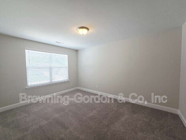 Building Photo - 554 Oakvale Ln