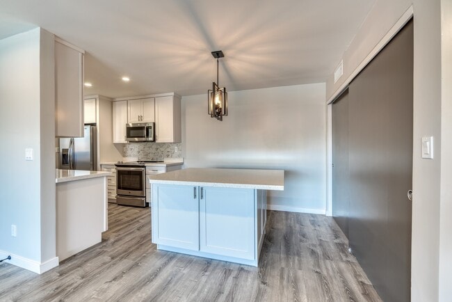 Building Photo - Gorgeous 2 bedroom, 2 bathroom in the Hear...