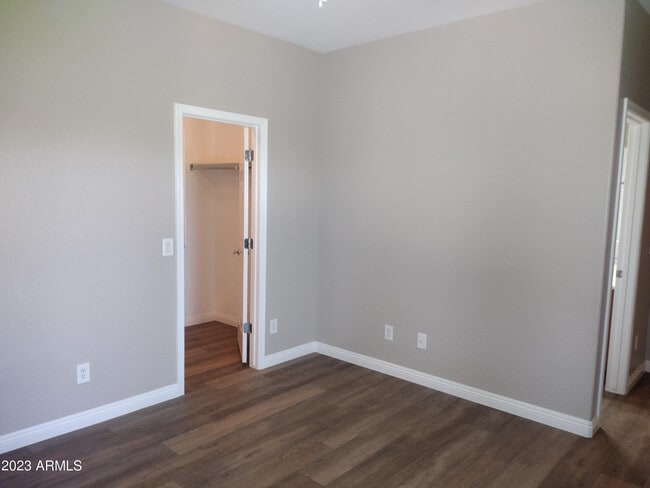 Building Photo - 466 E Yellow Wood Ave