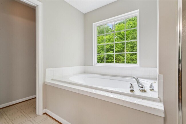 Building Photo - Spacious home in Fernbrook community and J...