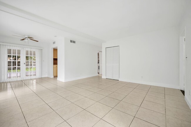 Building Photo - Beautiful Renovated 3/1