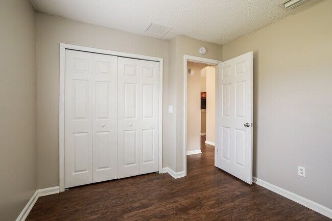 Building Photo - 1864 Creekview Dr