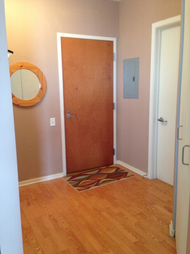 Building Photo - 210 S Desplaines St