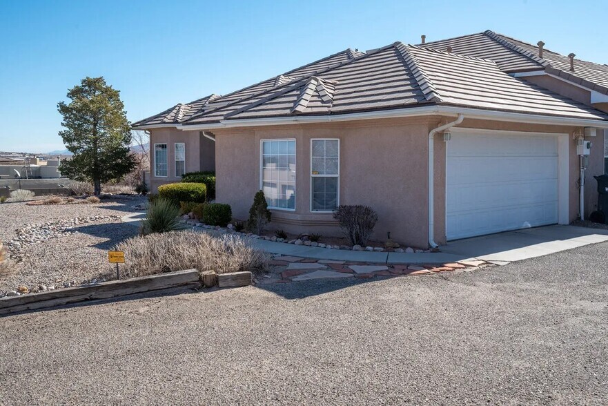 Building Photo - 2112 Gazelle Rd NE