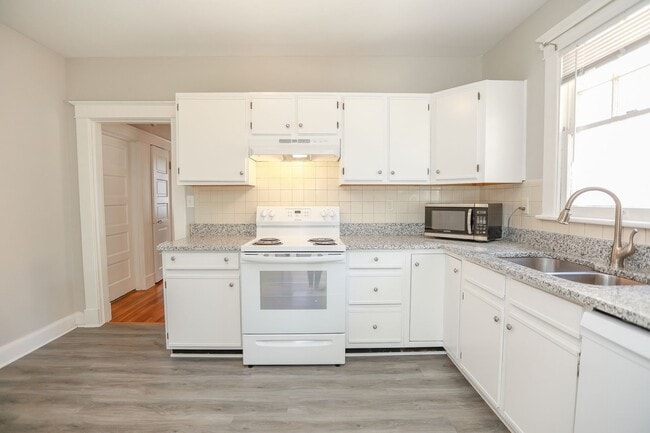 Building Photo - Spacious apartment for rent in Portsmouth ...