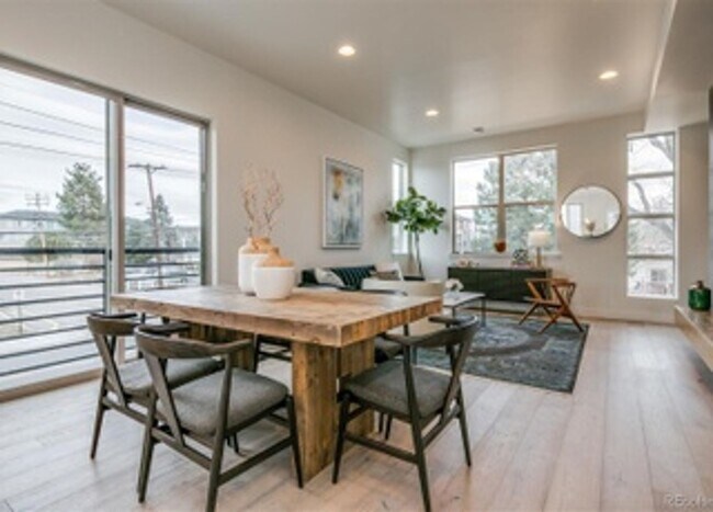 Building Photo - Beautiful Townhome in Southeast Denver