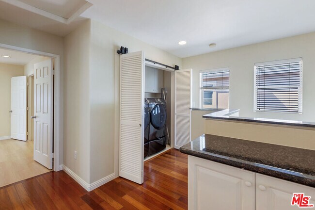 Building Photo - 2020 Penmar Ave