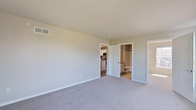 Building Photo - Like New Condo Style Upper 3 Bedroom 2 Bathroom plus Den Apartment is Available