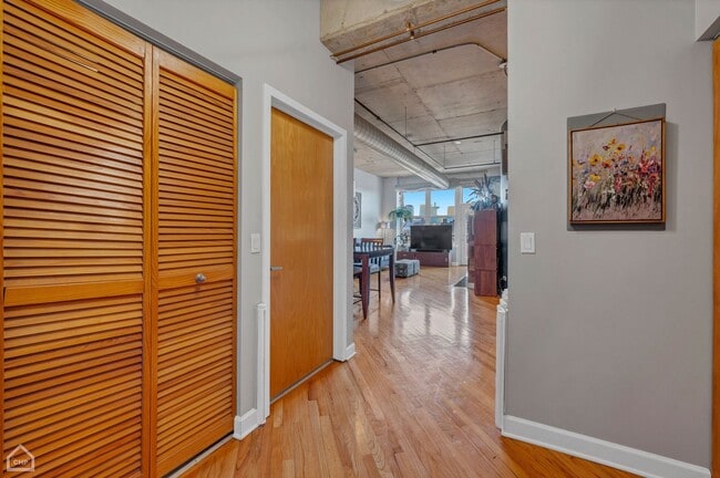 Building Photo - 6 S Laflin St
