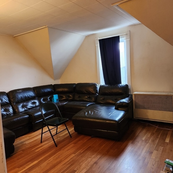 Building Photo - 213 Lincoln St