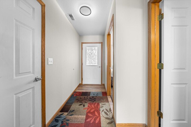 Building Photo - 433 Sarah Cir