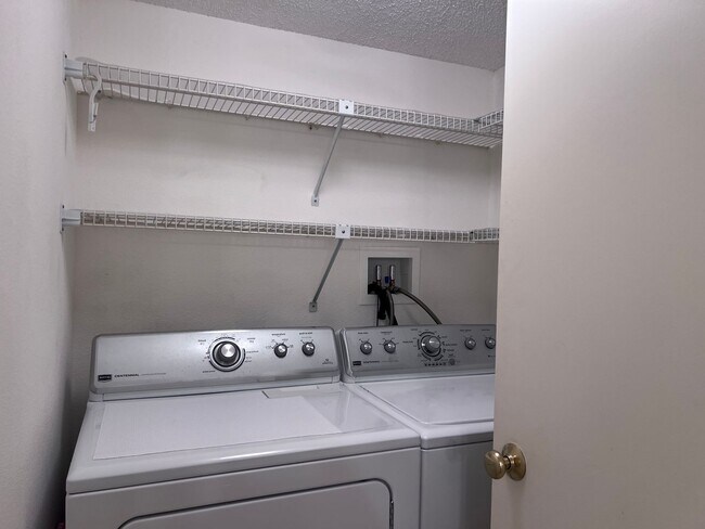 Building Photo - New Listing!