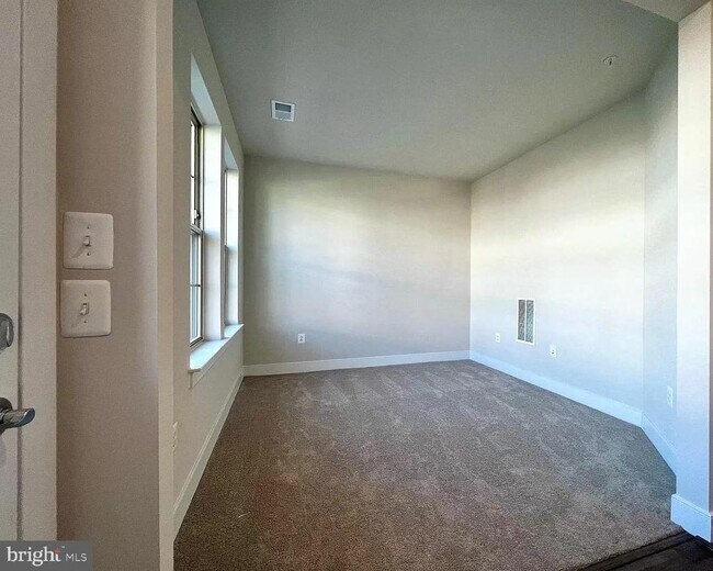 Building Photo - 1207 Vermeer Ave