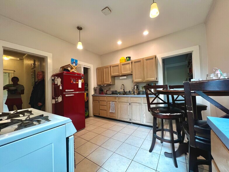 Building Photo - 164 Thorndike St