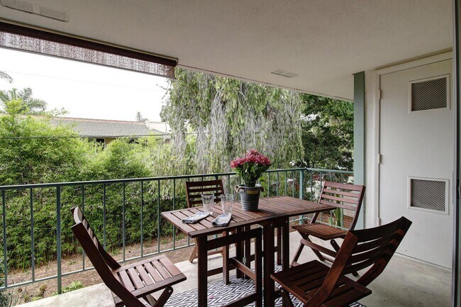 Building Photo - 2 Bed / 2 Bath Condo Uptown Santa Barbara - Hardwood floors + Private laundry!