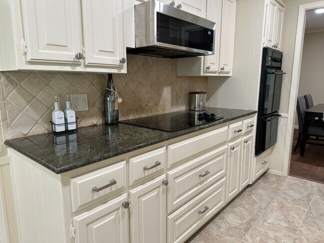 Building Photo - Updated 4 Bedroom Corner Lot in Woodway