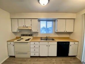 Building Photo - Hard to find 1 bdrm, 1 bath w/ garage!  1.7 miles from Sky Lakes Medical Center and Oregon Tech!