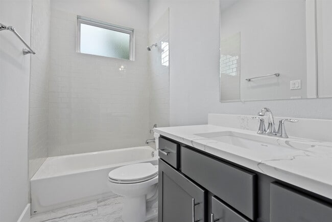 Building Photo - 909 Oak St