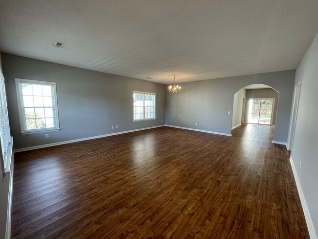 Building Photo - 3 bedroom, 2 bathroom home with 2-car gara...