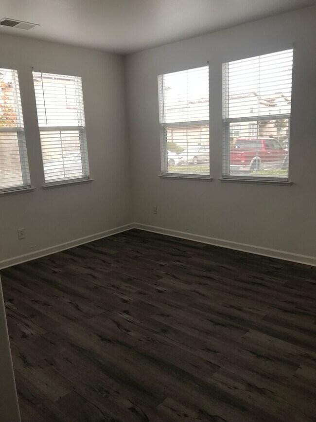 Building Photo - 4BR|2.5BA Townhome w/Garage|Yard|Water |Se...