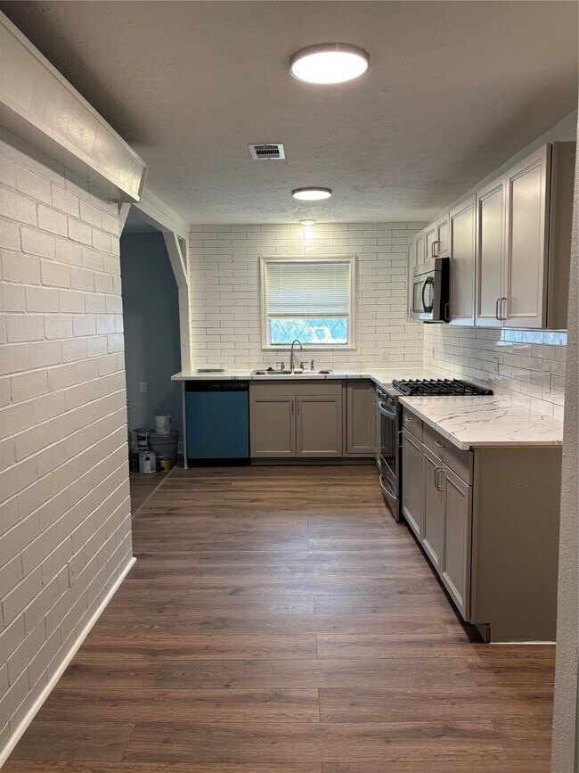 Building Photo - 4115 Tidewater Dr