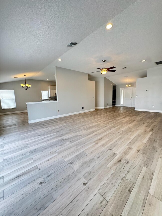 Building Photo - 12872 Meadowbend Dr