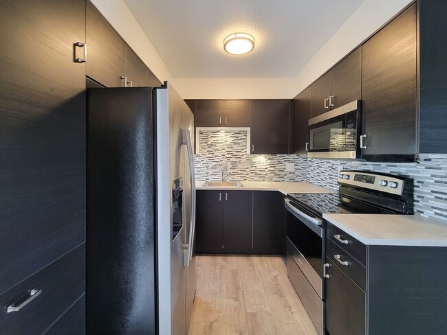 Building Photo - Completely renovated in the heart of Montrose. Spacious 1 bedroom 1 bath condo, upstairs corner u...