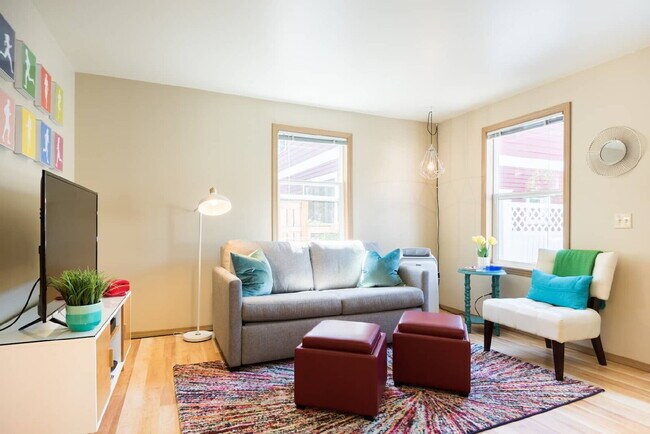 Building Photo - Adorable 1 Bed 1 Bath Cottage, 2 Blocks From Greenlake!