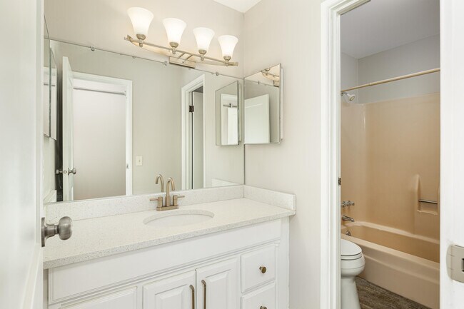 Building Photo - 893 Cliffs Dr
