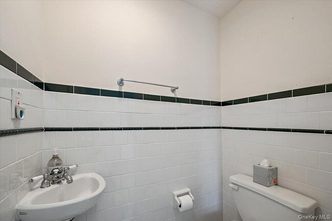 Building Photo - 948 Craigville Rd