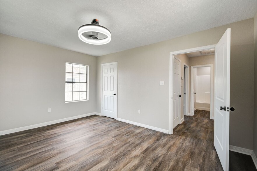 Building Photo - 418 S Kansas St