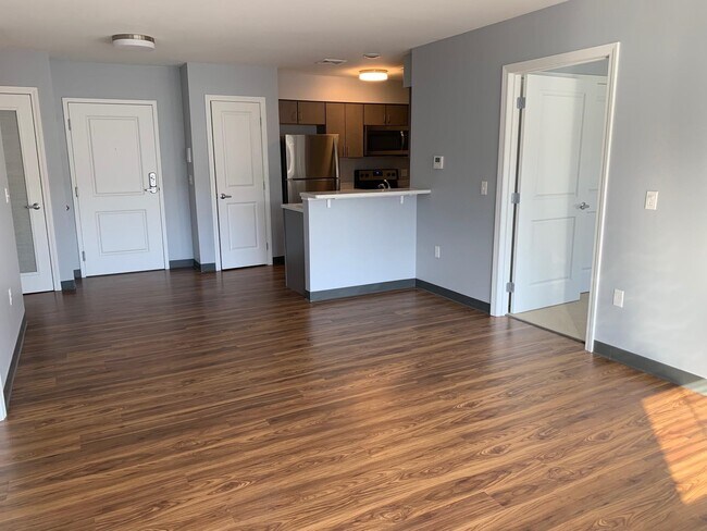 Building Photo - 10 E Ridge Dr