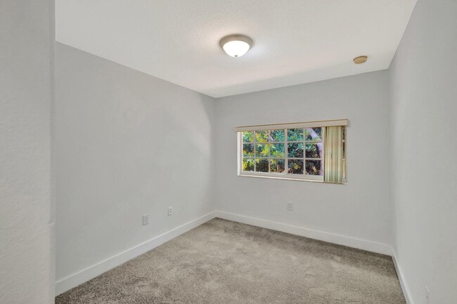 Building Photo - 3055 Riverside Dr