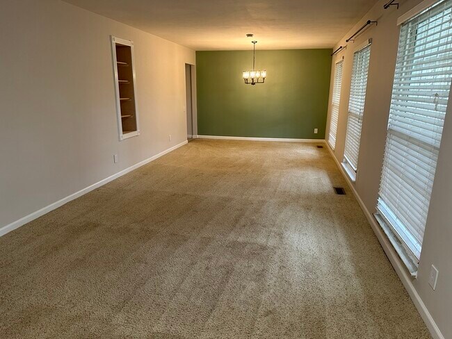 Building Photo - 3 Bedroom 2 Bathroom in Parkway North School District!