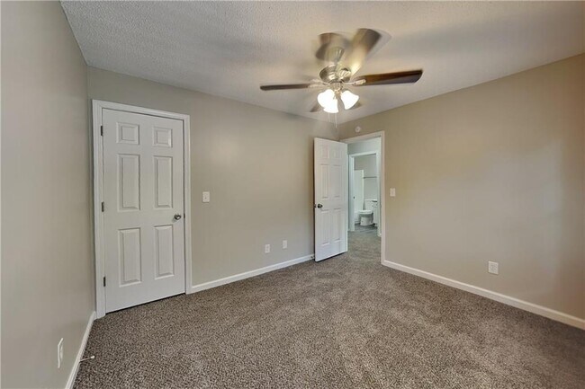 Building Photo - 32 Camden Woods Pl