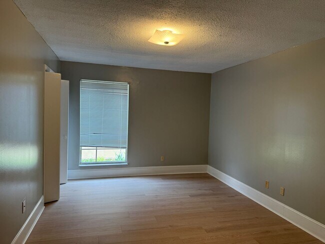 Building Photo - Forest Acres