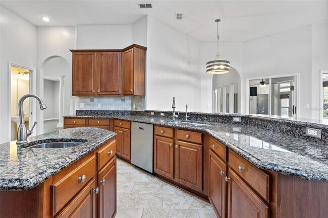 Building Photo - 2256 Kettle Dr